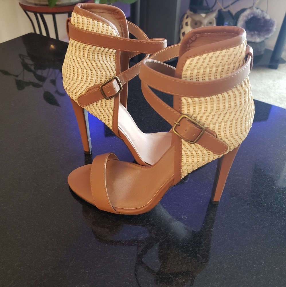 Venus brand size 71/2 heels
